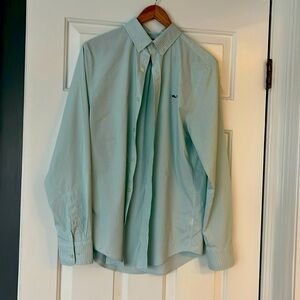 Vineyard Vines Men’s lightweight button-down shirt